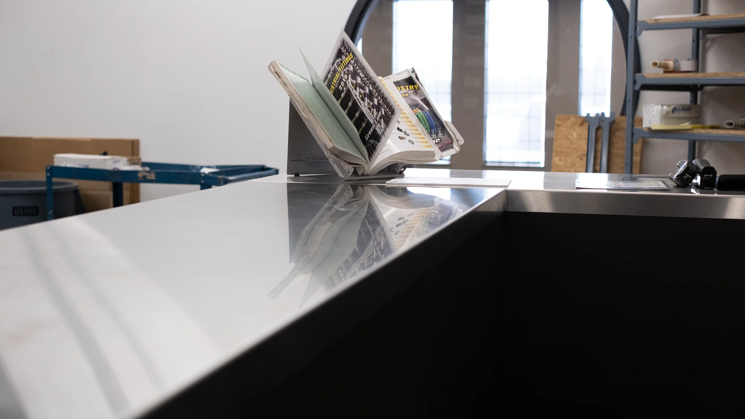 Metal counter with Green Line catalogues